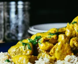Schnelles Hühnchen-Curry - in 15 Minuten serviert. Das MUSST du probieren! Super cremig und würzig!