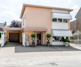 Dieses unscheinbare Haus sieht von Innen aus wie eine königliche Vintage Villa. Heftig!