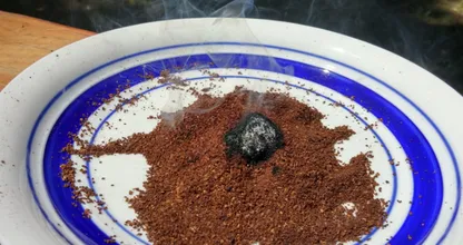 Il a fait brûler du café dans son jardin. Voici ce qu’il s’est passé ! Ceci peut être pratique pour ce soir ! 