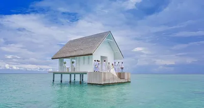 Een prachtig trouwpaviljoen bovenop het water opent op de Malediven... je kunt het water zien door het glazen gangpad!