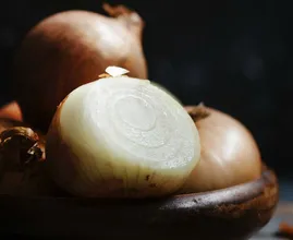 Νοιώθετε άσχημα; Βάλτε ένα κρεμμύδι μέσα στην κάλτσα σας!