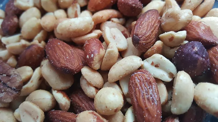 Gesund und lecker: diese Nüsse haben die wenigsten Kalorien!