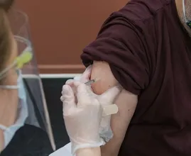 Zakcentje verdienen? Proefpersonen gezocht voor nieuw coronavaccin