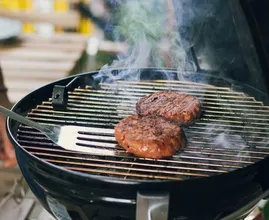 Dit is hoe je je grillrooster het beste schoonmaakt