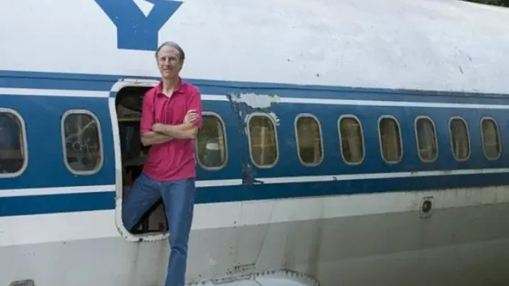 From Airplane to Fantasy home: How Bruce Transformed an Airplane into the Ultimate Dream Home!