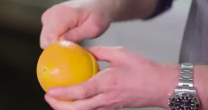 Schlag dich nie wieder mit Orangenschalen herum! Dank einem Löffel!