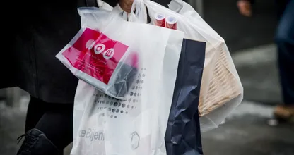 Het aantal plastic tasjes is spectaculair gedaald sinds het verbod. Is het verbod een goed idee of juist niet?
