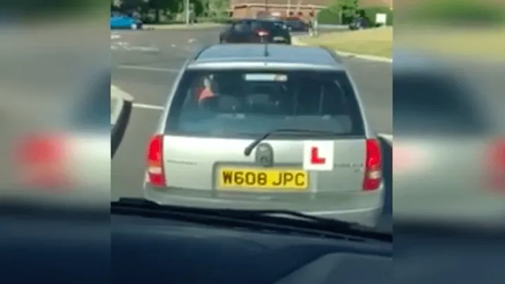 Deze arme leerling beleeft een ware nachtmerrie in de lesauto en de mannen er achter filmen alles.. Dit MOET je zien!