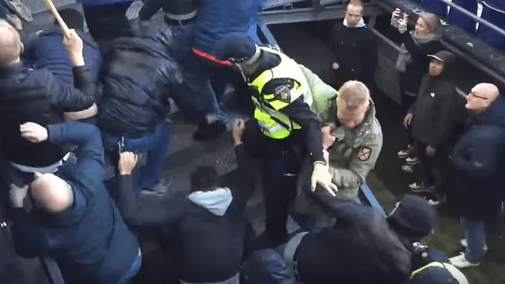 FOTO'S: deze gevaarlijke relschoppers worden gezocht door de politie, herken jij iemand? DELEN svp!