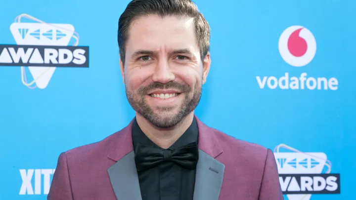 Simon Keizer verklaart waarom hij dochter Kiki in het Engels opvoedt