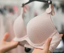 Du trägst unter weißen Oberteilen hautfarbene Unterwäsche? Ein BH in dieser Farbe funktioniert viel besser!
