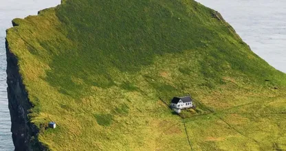 Diese 87-jährige Dame lebt allein auf einer abgelegenen Insel – zum ersten Mal öffnet sie die Türen