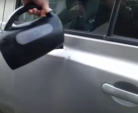Por eso debes echar agua hirviendo en tu coche
