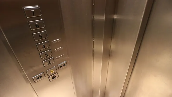 Dit is waarom je je altijd zo ongemakkelijk voelt in een lift