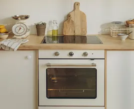 Handig: deze vrouw laat zien hoe je je oven schoonmaakt terwijl je slaapt