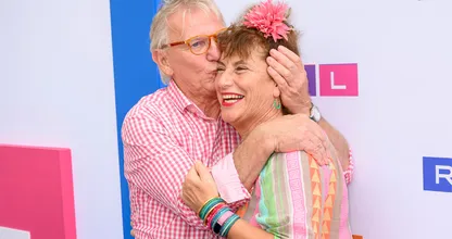 B&B Vol Liefde-Debbie trekt trouwjurk aan naar Televizier Gala