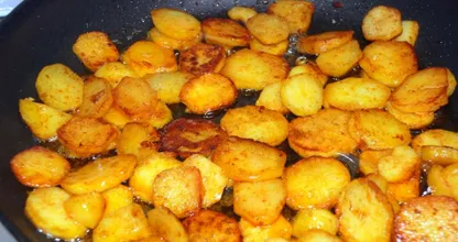 So machst du RICHTIGE Bratkartoffeln! Knusprig und würzig! Super leichter Trick!