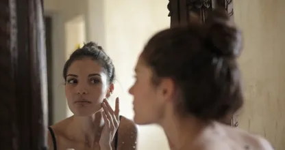 Voici pourquoi vous devriez mettre du thé vert sur votre visage
