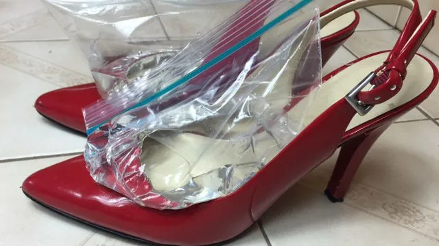 ¡Ella pone bolsas llenas de agua en sus zapatos y la razón es genial! ¡Tienes que intentarlo!