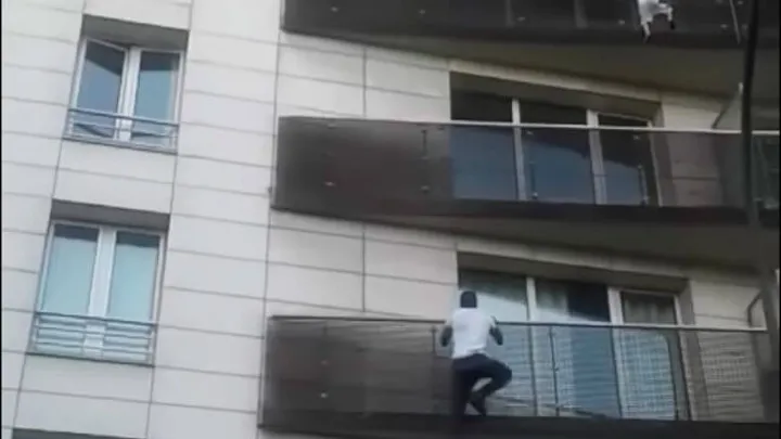 'Held van Parijs': man redt jongetje dat aan het balkon van de vijfde verdieping bungelt