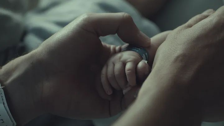 A mãe não faz ideia de por que os médicos pedem para o pai ir embora - ela está aterrorizada com o que aparece..