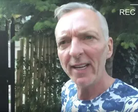Ook Martien Meiland kan de hitte niet meer aan: ‘Ik zit aan de warme rosé’