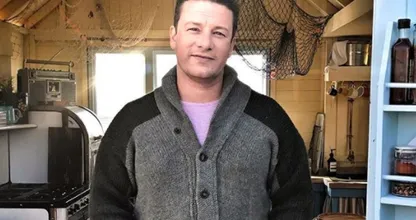 Do you recognize him? THIS is what Jamie Oliver looked like back in the day!