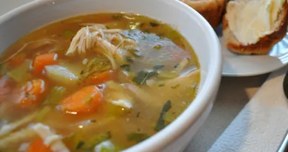 Hmm... Diese herrliche Gemüsesuppe mit geräuchertem Hühnchen ist lecker lecker!