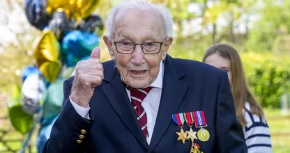 Britse veteraan die miljoenen inzamelde voor gezondheidszorg ontvangt 125.000 verjaardagskaarten
