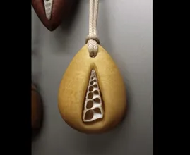 Homem faz colar para sua namorada. Ela fica surpresa quando descobre o que tem dentro