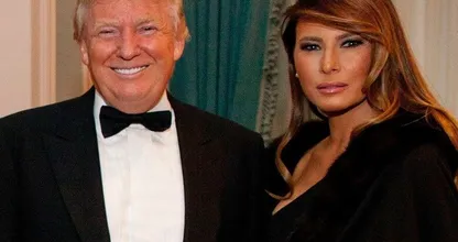 Internet in de ban van vader van Melania Trump. Hij lijkt wel héél veel op deze man…