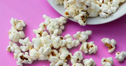 ¿Se considera que las palomitas de maíz son un refrigerio saludable?