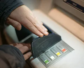 Consumentenbond: ‘Pas op dat je niet te veel betaalt wanneer je buiten eurozone pint’