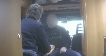 Alberto Stegeman confronteert pedofiel en kan zich nog maar nét inhouden; hij is woedend!