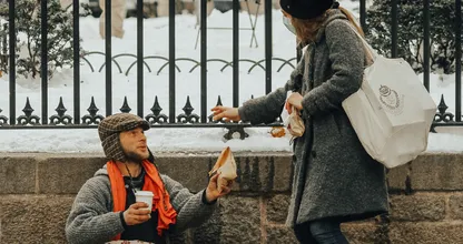 Cette serveuse est choquée lorsqu'elle découvre l'identité du sans-abri qu'elle nourrit