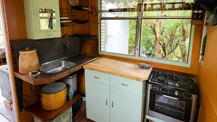 Este artista vive solo en una cabaña aislada en plena naturaleza — ¡El interior te dejará boquiabierto!