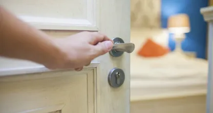 Dit is de reden waarom je altijd deuren moet sluiten voor het slapengaan