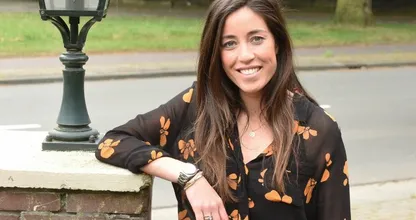 Naomi van As deelt prachtige kiekje van dochtertje Kae met ondeugende blik