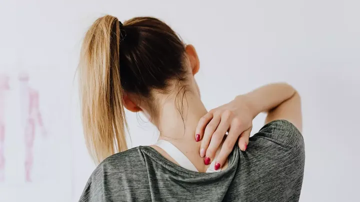 You can easily improve your health by improving your posture. It only takes 3 steps!