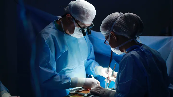 Un hombre acude al hospital para hacerse un chequeo y el médico mira su radiografía y le susurra: "Lo siento"