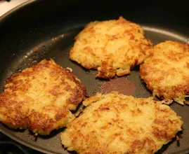 Zu lecker um wahr zu sein: Süßkartoffel Rösti mit Dill-Knoblauch Dip
