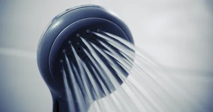 8 schlechte Angewohnheiten die wir alle unter der Dusche machen