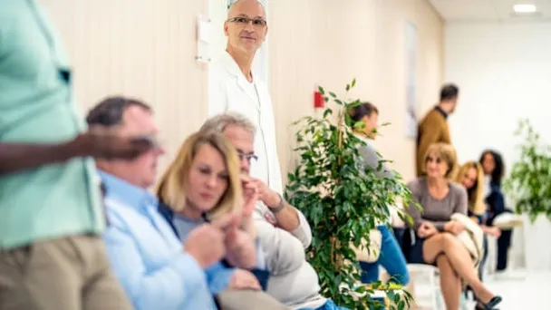 3 Weken na de geboorte van een tweeling voelde moeder zich ziek - toen de dokter de echo zag, zei hij: "Het spijt me"