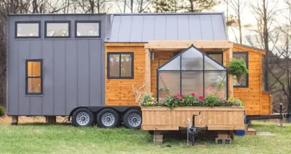 Dieses kleine Miniatur-Haus mit Wintergarten ist gerade mal 30 m² groß aber warte mal bis du es von Innen gesehen hast!