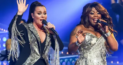 Berget Lewis deelt 27 jaar oud kiekje van Trijntje Oosterhuis en haarzelf