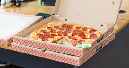 Único: Hombre le propone matrimonio a su novia con pizza