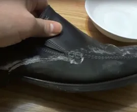 So wirst du die weißen Streusalz Flecken auf deinen Schuhen schneller los.