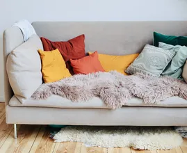 Polstern Sie Ihre Kissen neu aus: So sieht Ihre Couch wie neu aus