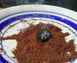 Er setzt im Garten Kaffee in Brand. Sieh dir an, was passiert! Das könnte für heute Abend nützlich sein!