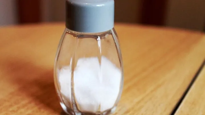 This is the brilliant reason why you should put baking soda in a salt shaker!